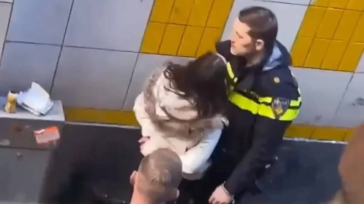 Dame is erg boos op de politie en steekt haar gevoel niet onder stoelen of banken