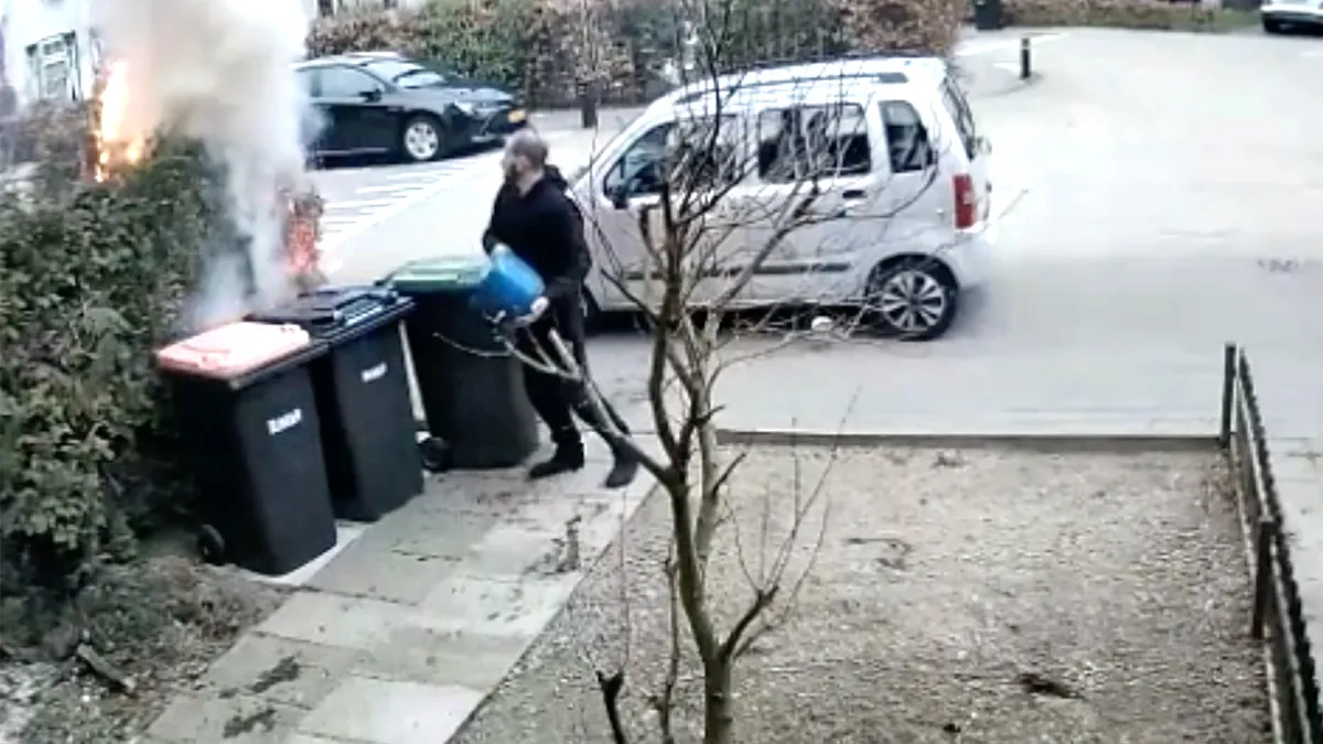 Heg staat in de fik en kijken naar de bluspogingen is vermakelijk