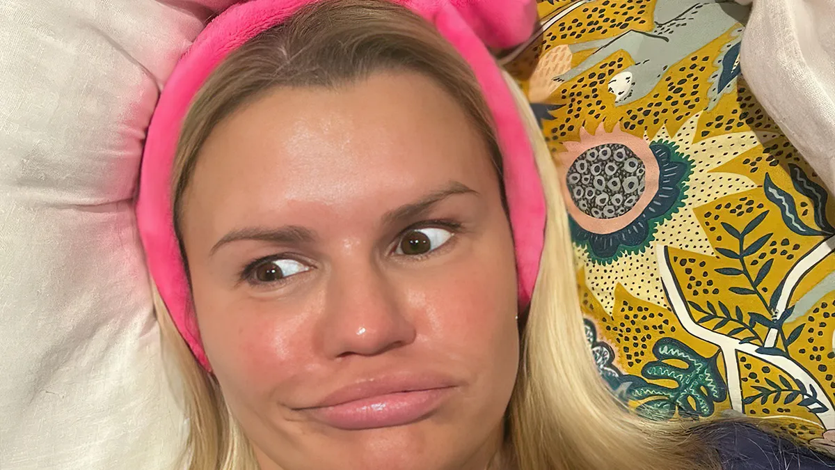 Loodgieter stuurt 'vunzig' appje die duidelijk niet voor Kerry Katona bedoeld was