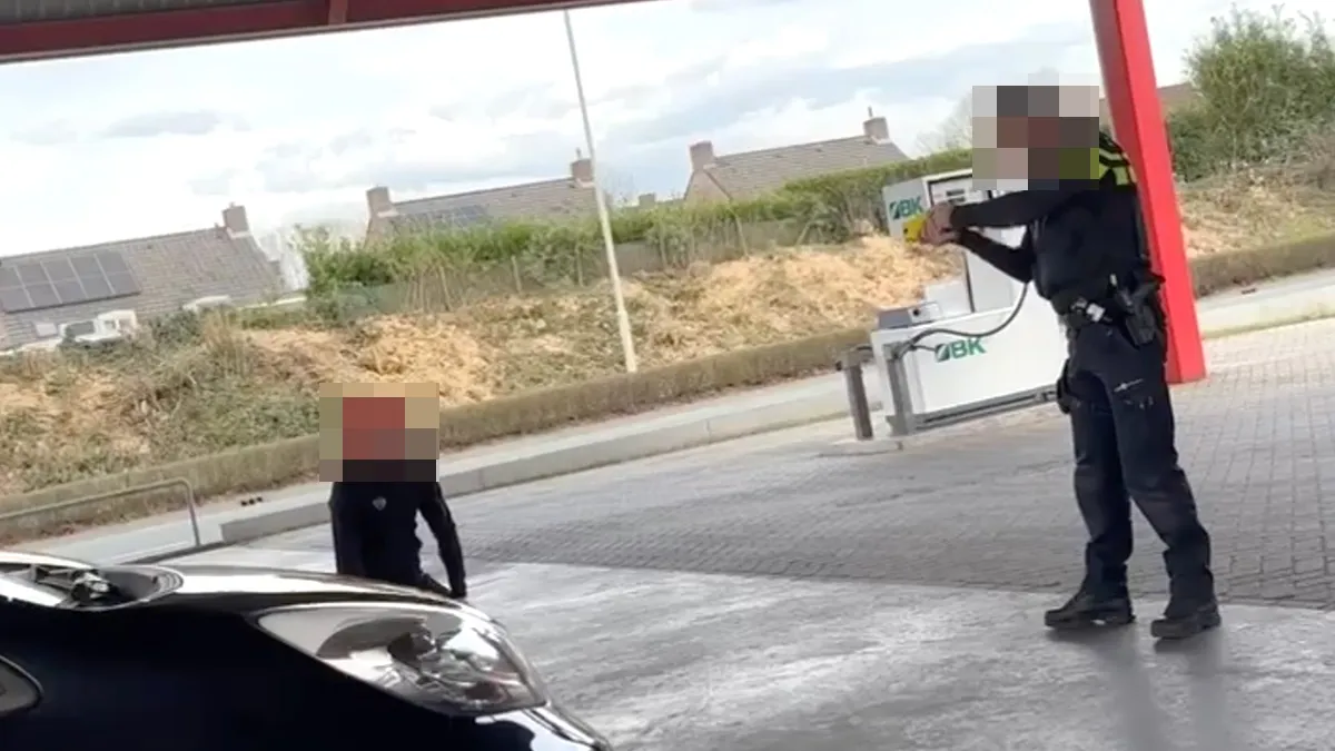 Toeschouwers vermaken zich wel met arrestatie bij benzinestation in Someren