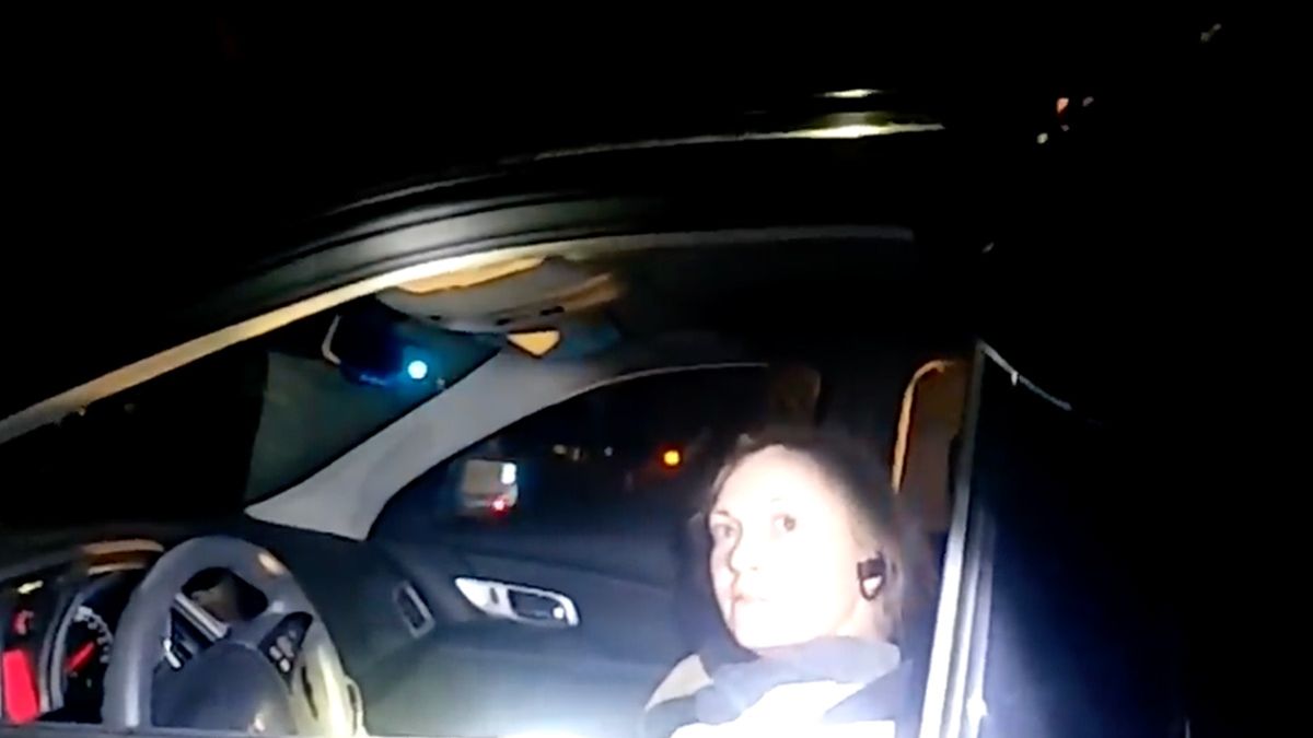 Vrouw in auto denkt dat wetten niet voor haar gelden: Politie vindt drugs in haar auto