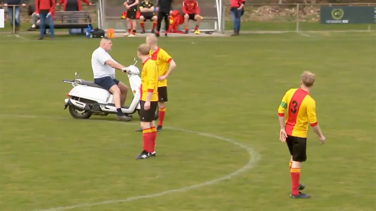 Woeste buurman rijdt met scooter veld op tijdens VV Veenhuizen - Vitesse'63