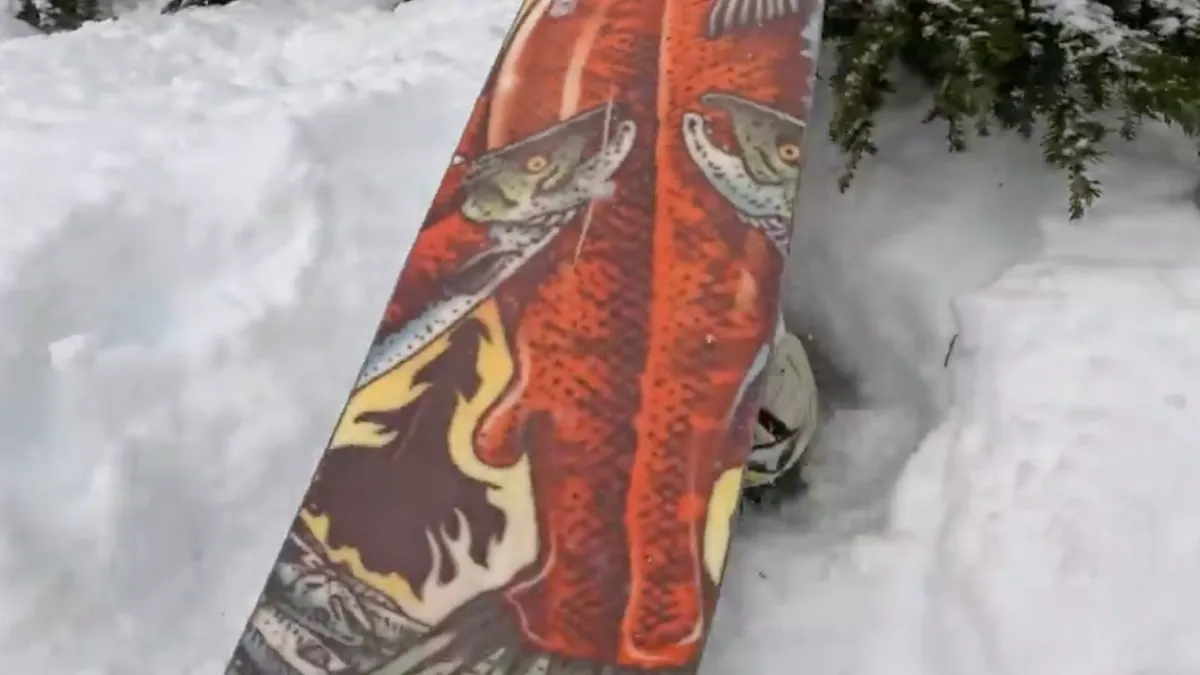 Skiër redt snowboarder die ondersteboven in sneeuw is vast komen te zitten