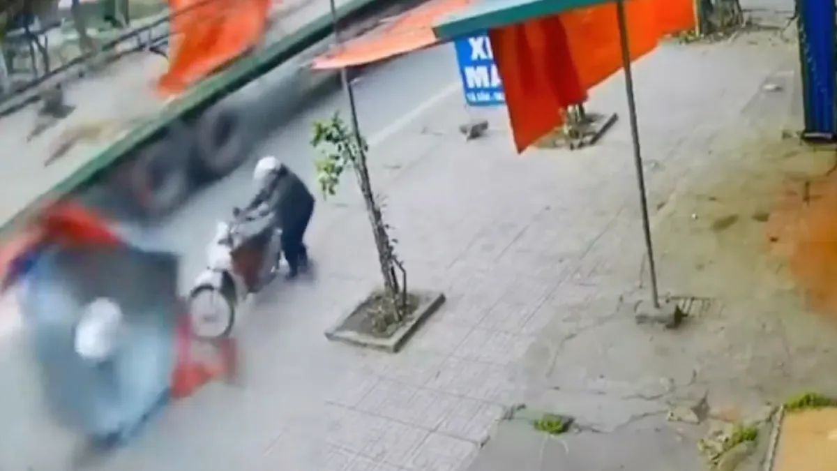 Dame moest even aan de kant springen voor rol staal van vrachtwagen