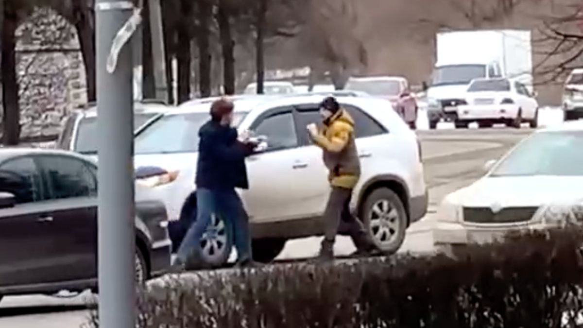 Verkeersruzie in het Russische Nizjni Novgorod escaleert net als je denkt dat het over is