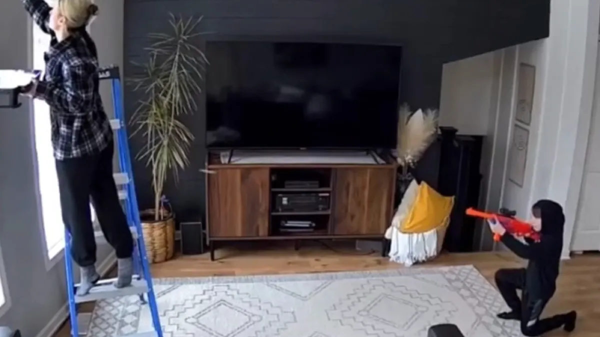 Kleine scherpschutter laat moeder gillen als een speenvarken