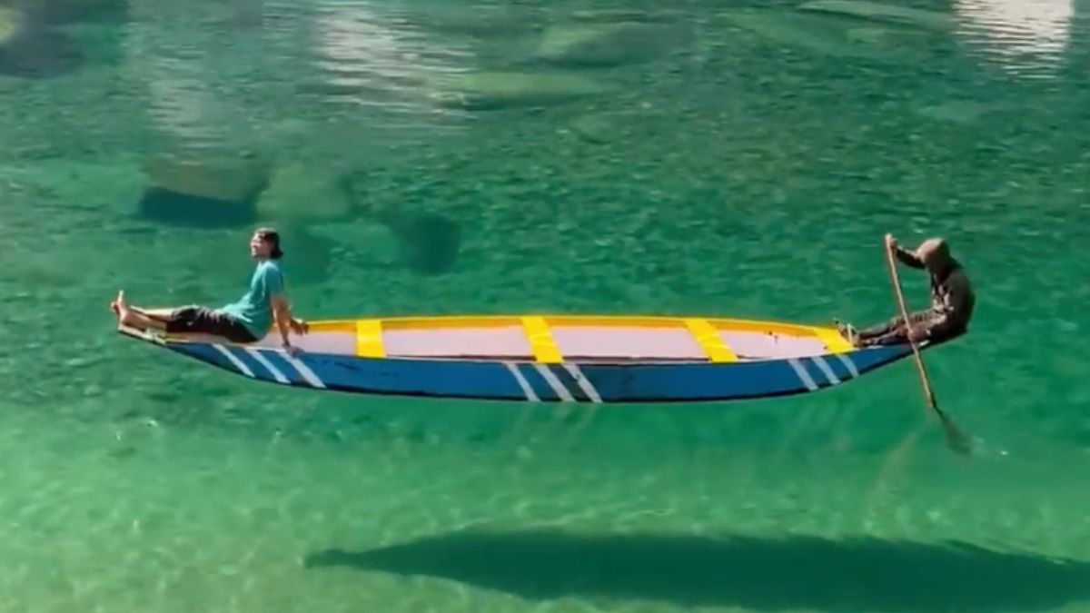Boot lijkt te zweven op kraakhelder water in India