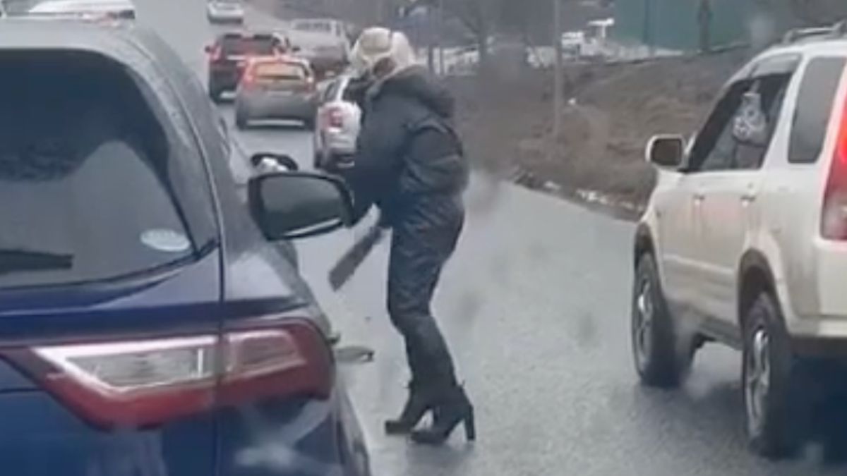 Dame gaat voor machete tijdens verkeersruzie in Vladivostok