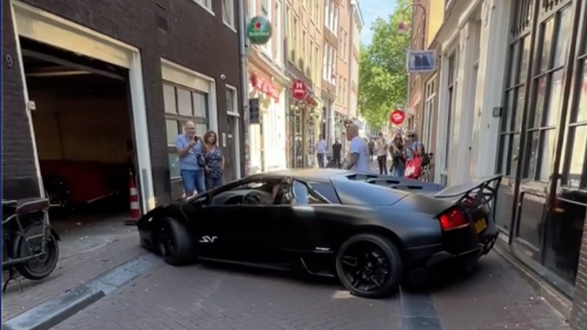 Lamborghini Murcielago blijkt in Amsterdam geen ideaal stadsautootje