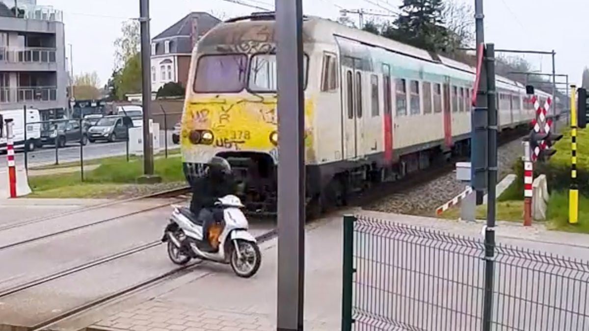 Belg op scooter weet net te ontkomen aan aanstormende trein