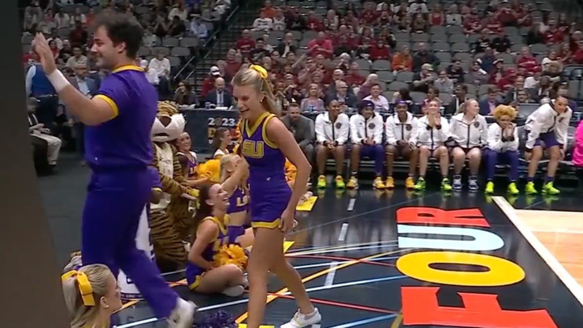 Cheerleader redt basketbalwedstrijd als bal bij klok vast komt te zitten