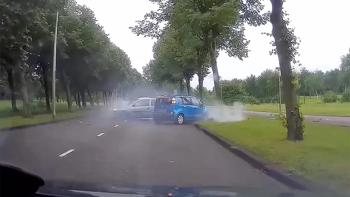 Compilatie van klappertjes vastgelegd door dashcams in Nederland
