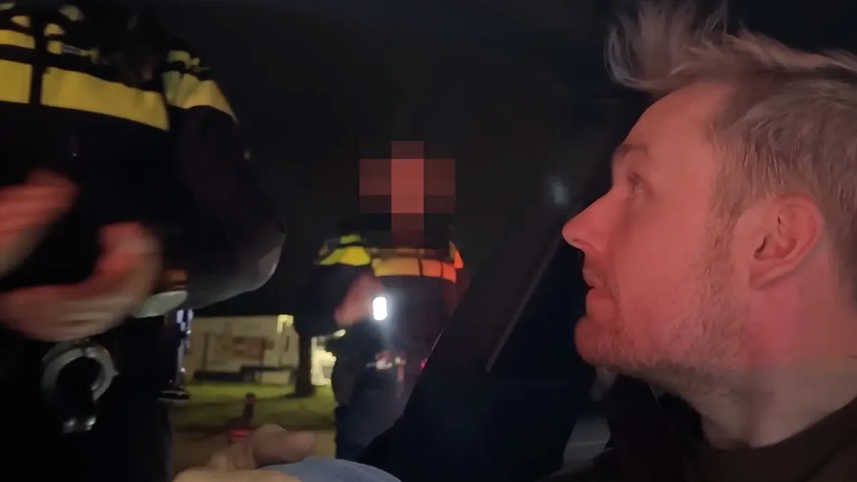 Enzo Knol geïrriteerd door preek van agent, nadat zijn vriendin met 170 km/u van de weg is gehaald