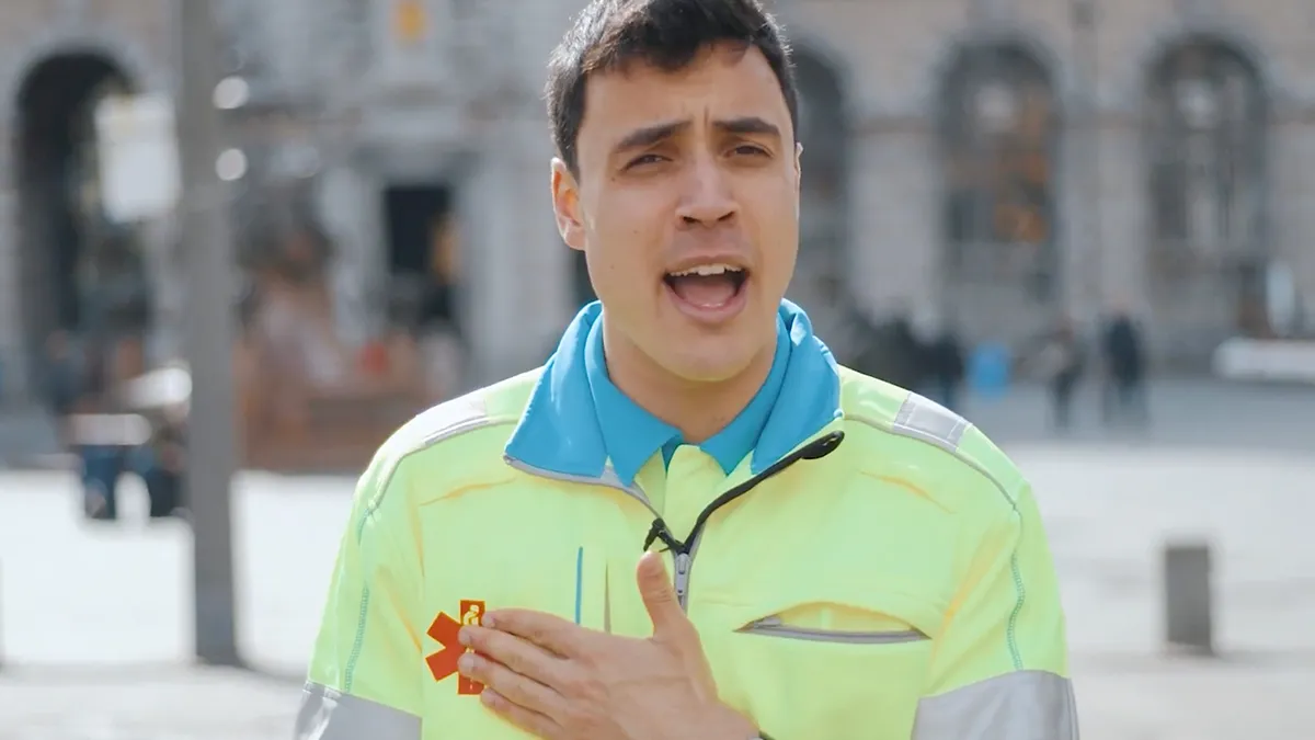 In Belgie kun je zomaar ambulance kleding kopen en eventueel daarna het land ontregelen