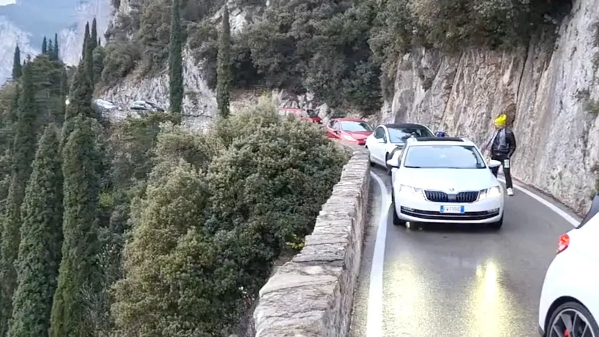 Klein probleem met tegenliggers op de iconische weg 'Strada della forra'