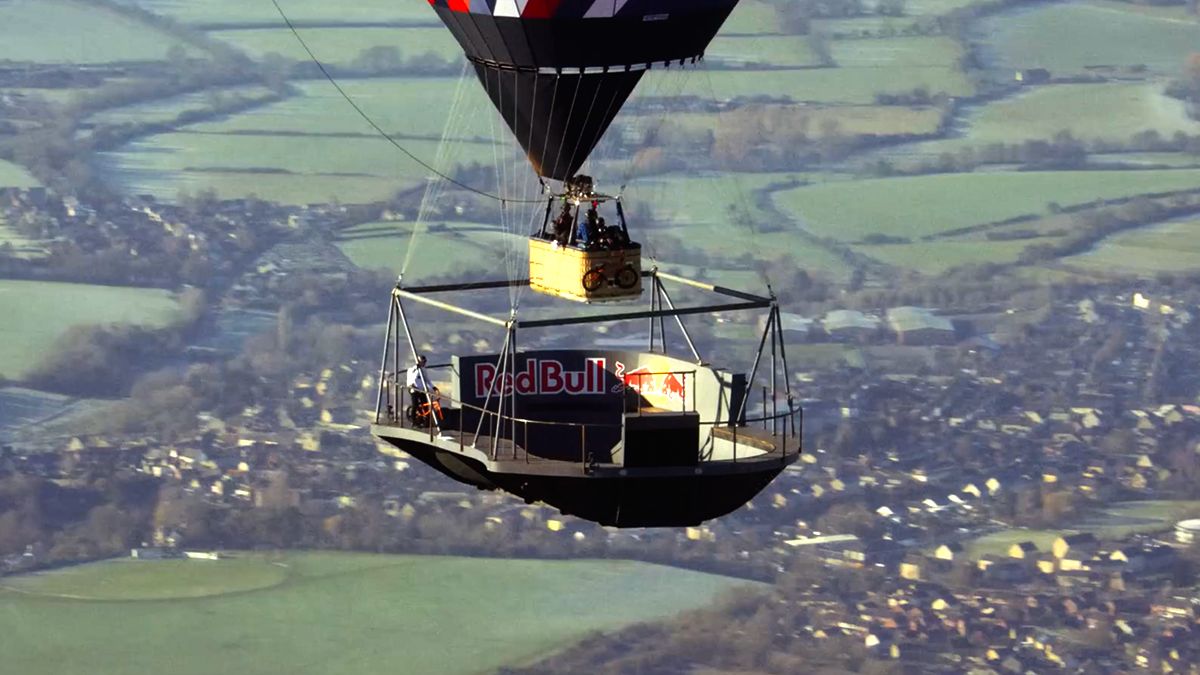 Op je BMX fietsje stunten op ruim 600 meter hoogte onder een luchtballon