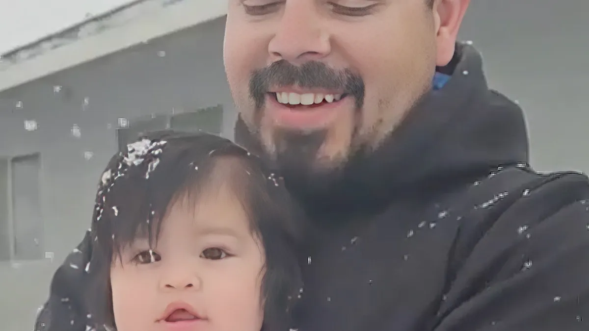 Papa legt vast dat dochter voor eerste keer 'mama' zegt, maar wait for it