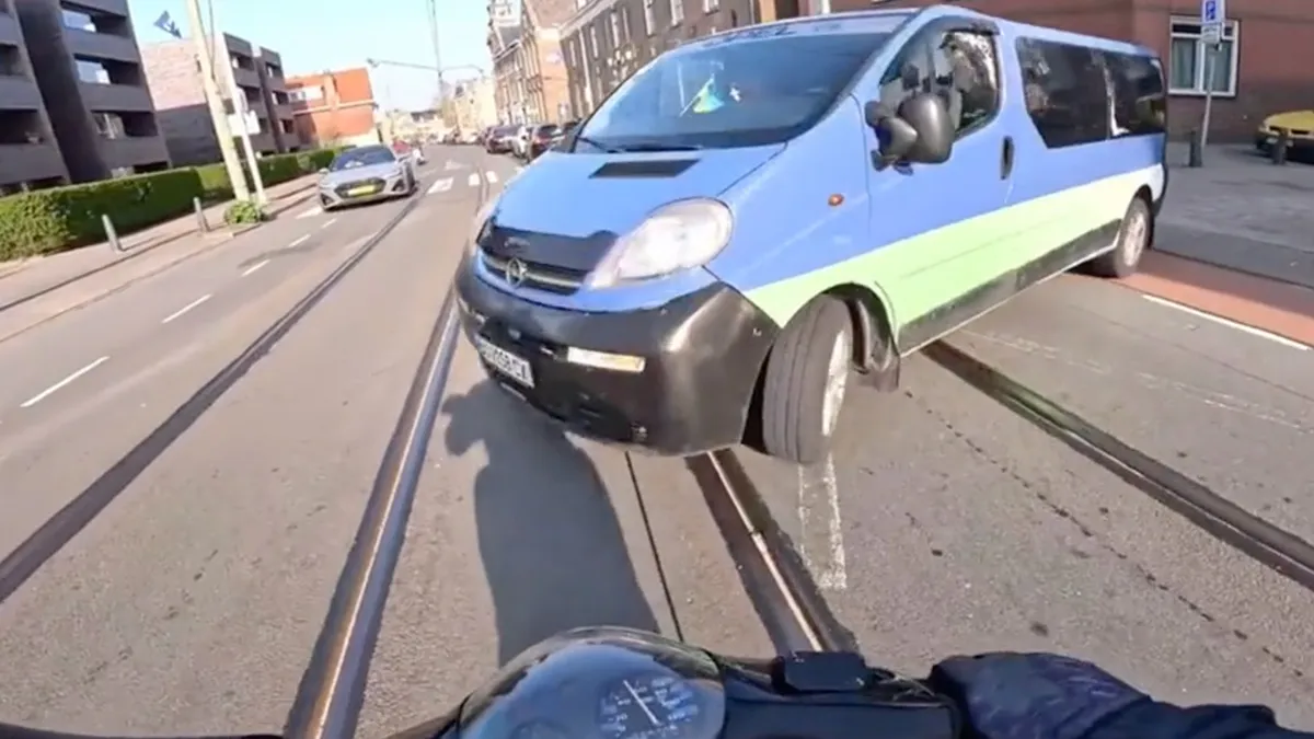 Scooterrijder en busje geven elkaar in Scheveningen een kusje