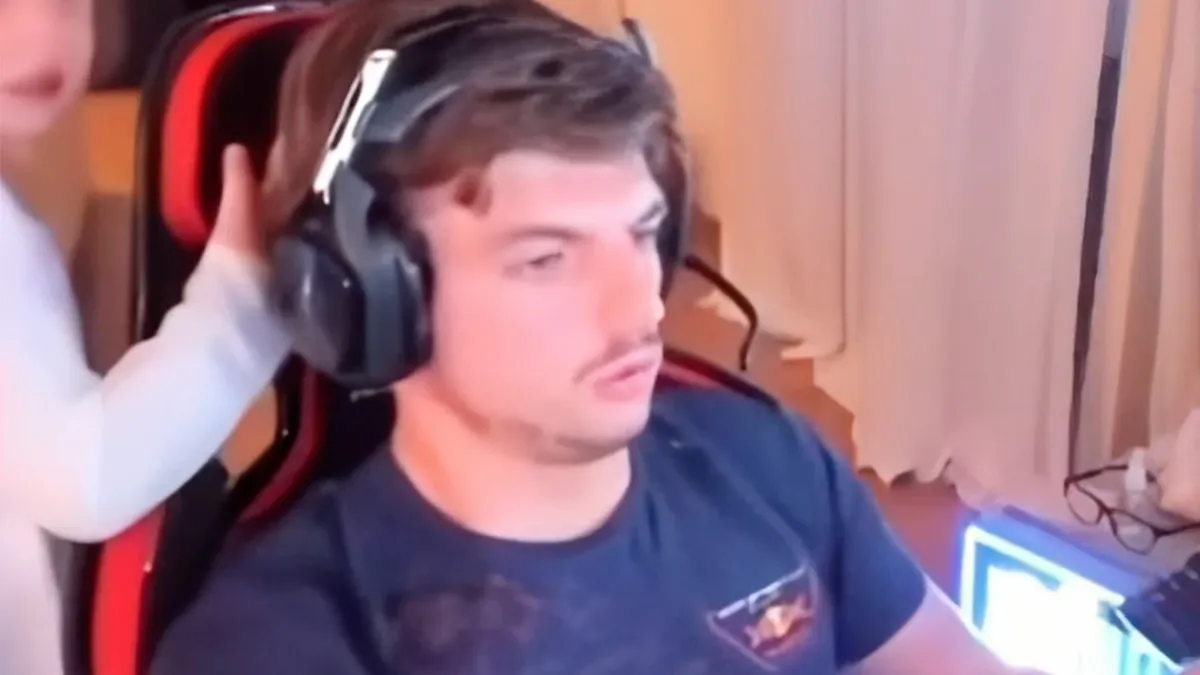 Stiefdochter Penelope komt Max Verstappen tijdens simrace halen om te spelen