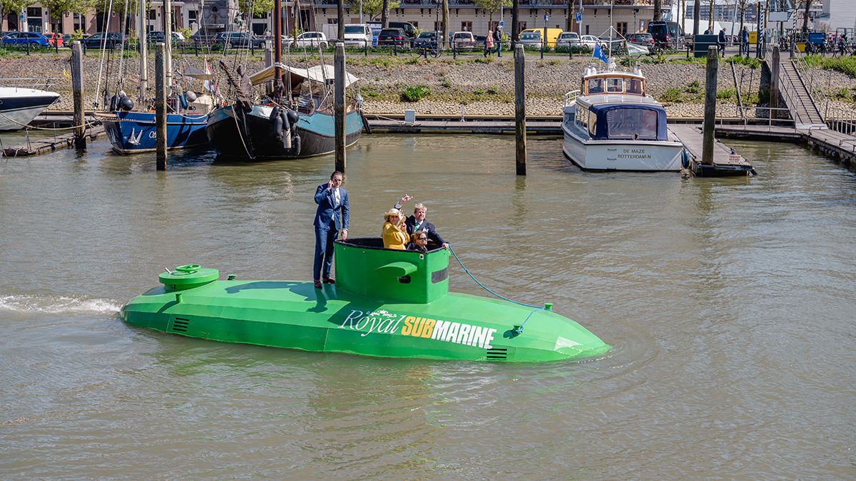 Willy vaart oefenrondje in groene duikboot in Rotterdam