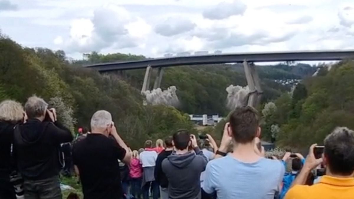 Duitsers blazen gecontroleerd gigantisch viaduct op