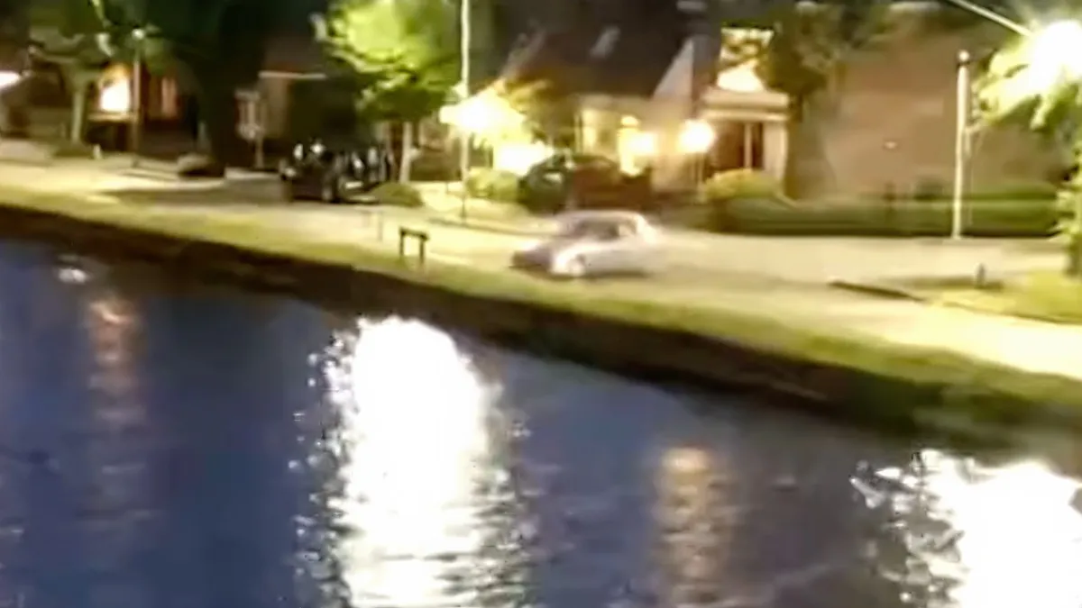 Familieruzie in Vroomshoop: Zoon rijdt opzettelijk auto van zijn vader het kanaal in