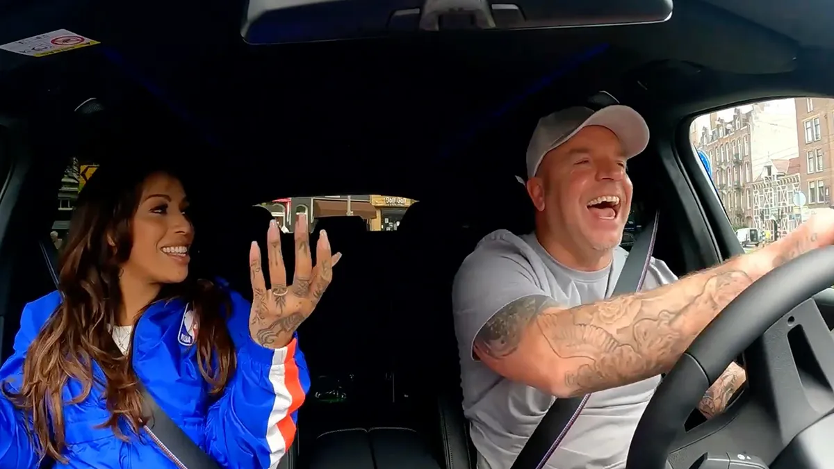 Glennis Grace bij Andy in de auto en Andy durft 'Jumbo' grap te maken