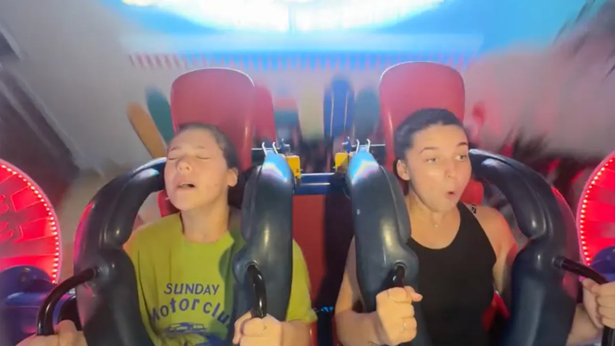 Meisje krijgt even een volledige herstart, reboot en reset tijdens ritje in Slingshot
