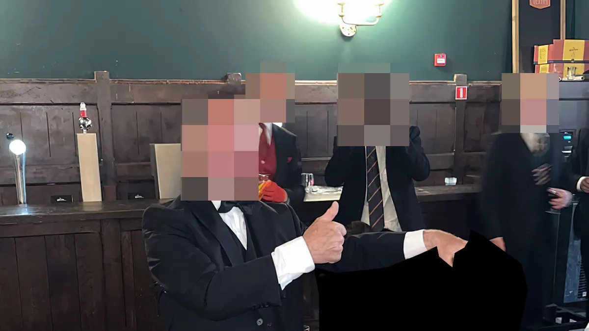 Studenten doen vrouwonterende spelletjes tijdens feestje, schandaal in drie, twee en één