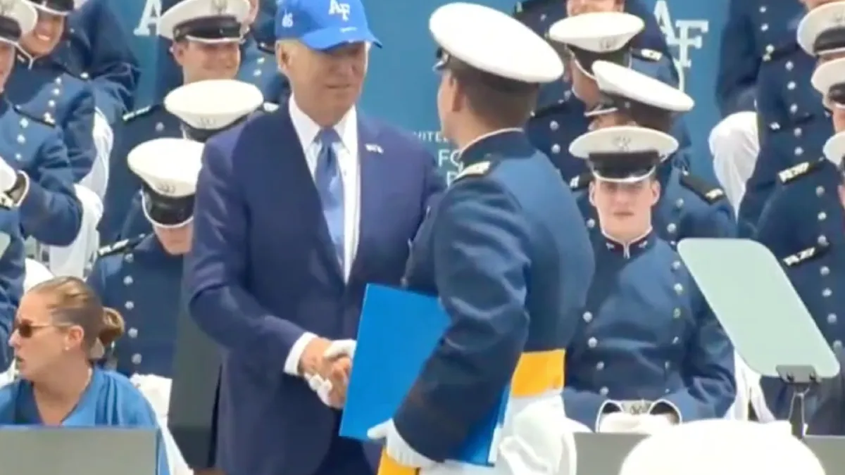 Amerikaanse president Joe Biden gaat er maar weer eens bij liggen