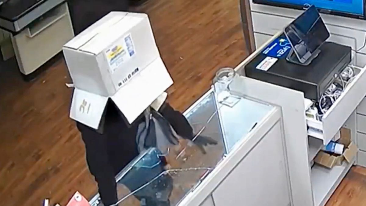 Man gearresteerd in Miami na bizarre roof met kartonnen doos op zijn kop