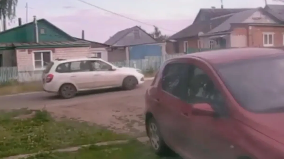 Aanrijding tussen auto en motor levert tenminste een mooie afsprong op