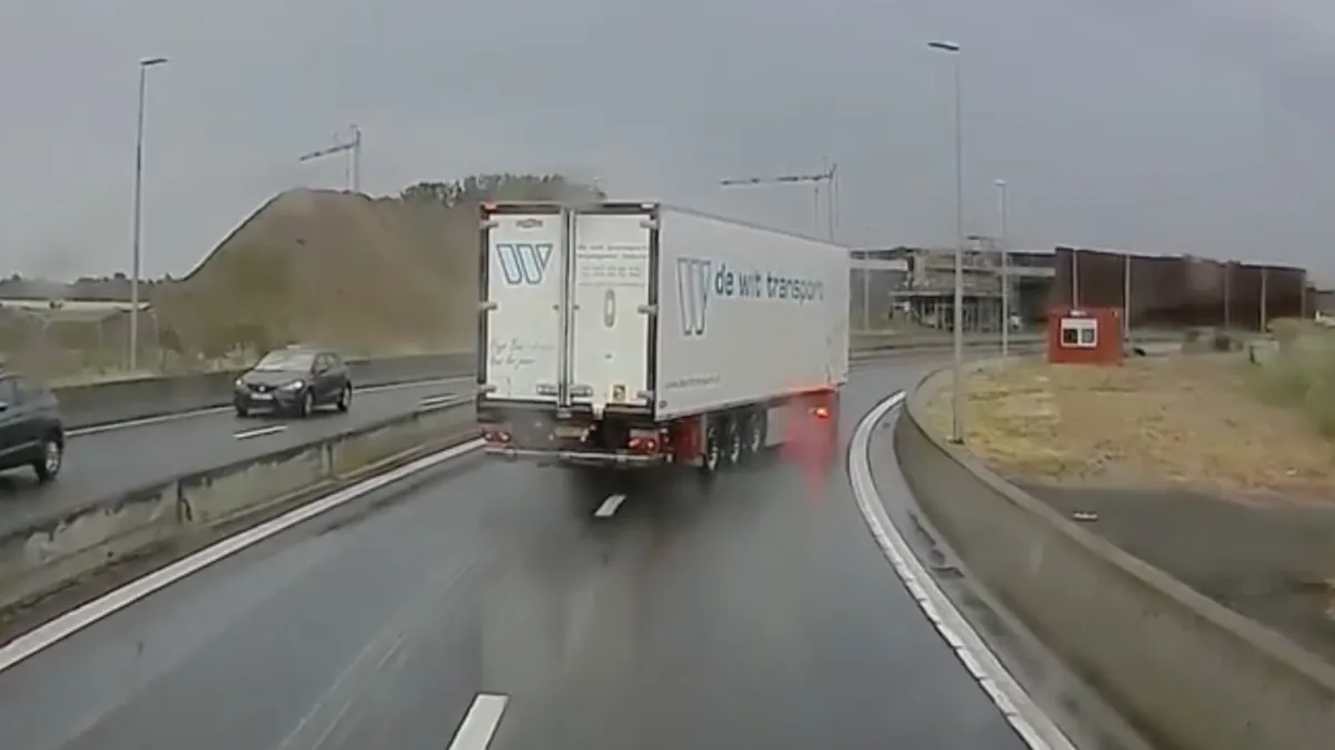 Vrachtwagenchauffeur drift er vrolijk op los in Antwerpen