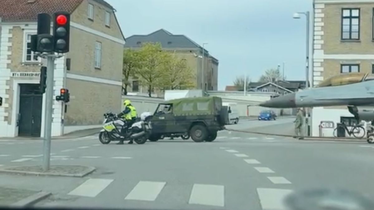 Deense Jeep met een F-16 gevechtsvliegtuig als aanhanger