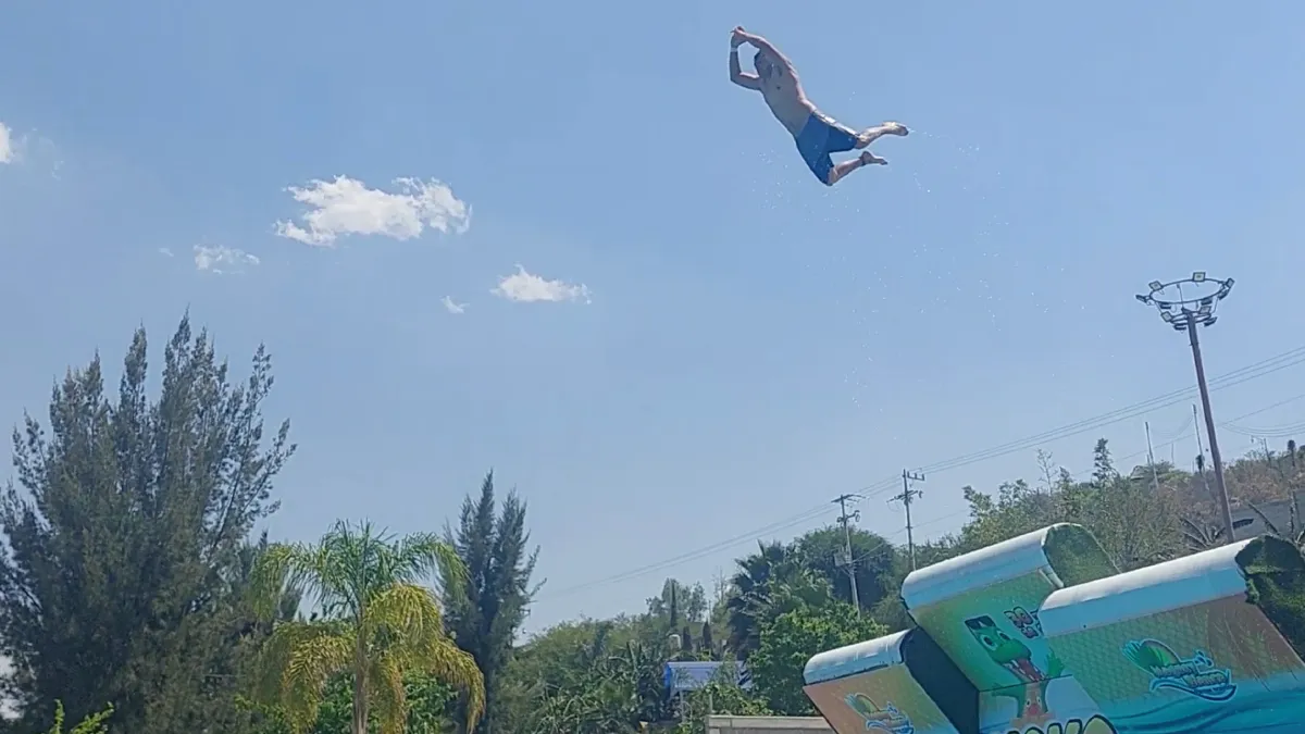 Mexicaan moet even bijkomen van platte buik smak op het water