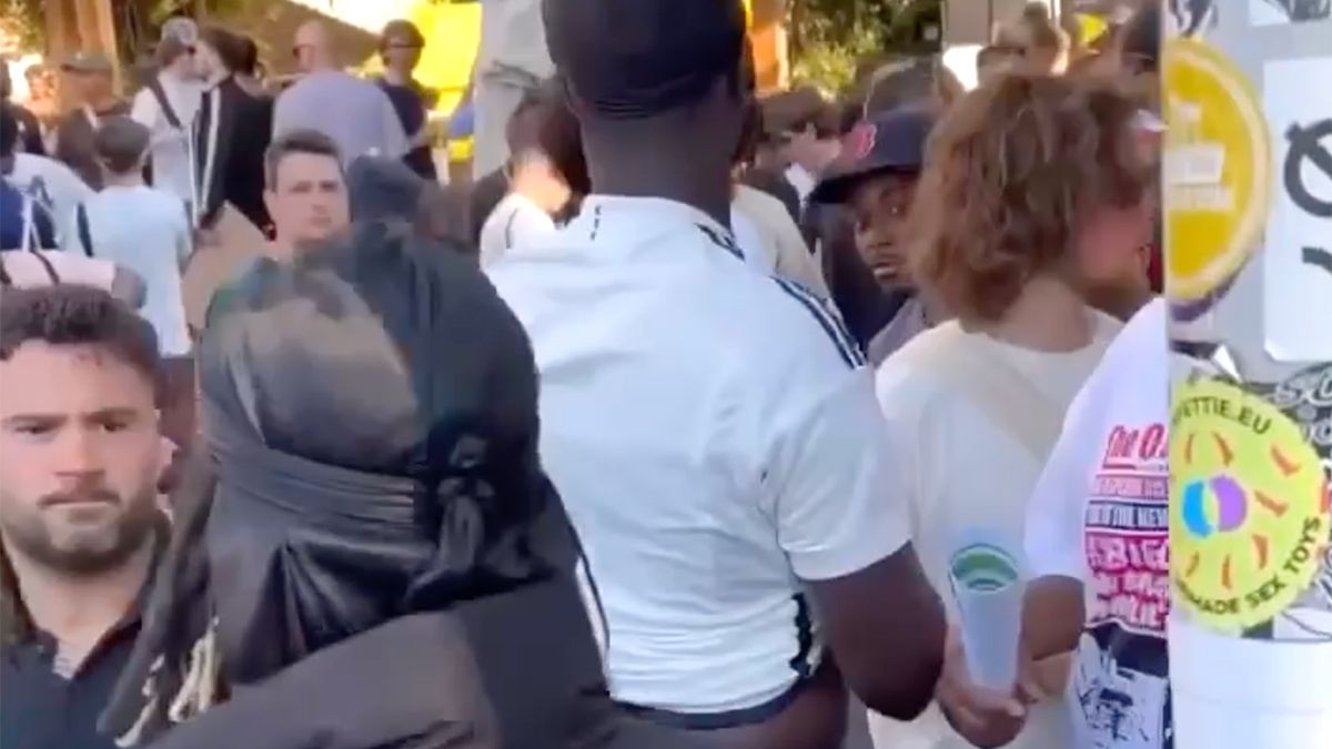 Ajax-fan gedwongen tijdens Rolling Loud pre-party in Rotterdam om Ajax shirt uit te trekken