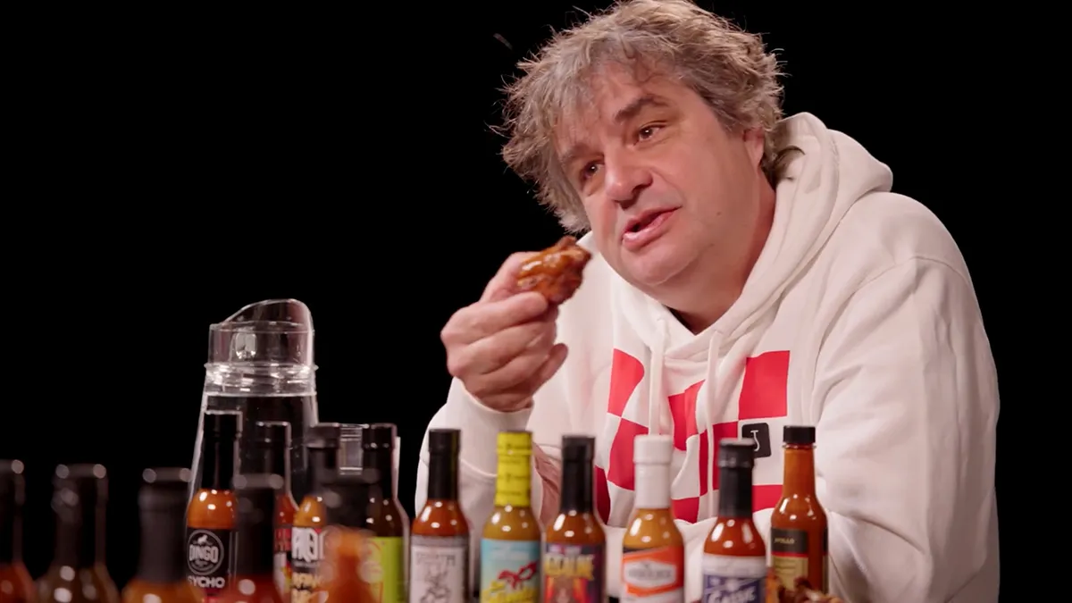 Frank Lammers aka Ferry Bouman gaat hete kip vreten in 'Hot Ones'