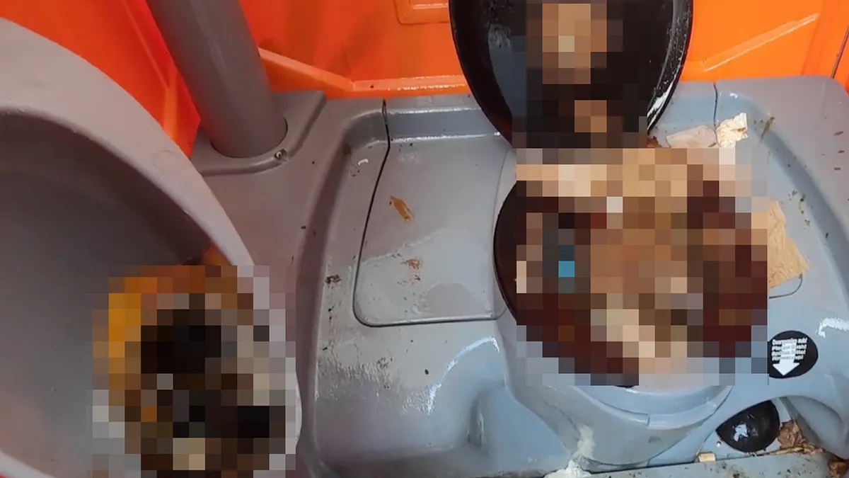 Frisse Kater laat zien hoe hij een smerige mobiele wc weer schoon maakt
