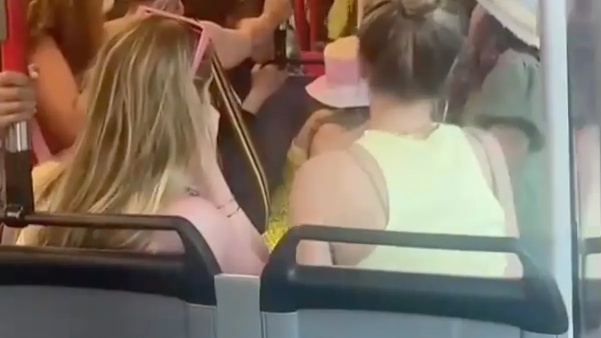 Gezelligheid in tram in Den Haag: Bejaarde man aan matten met jongeren