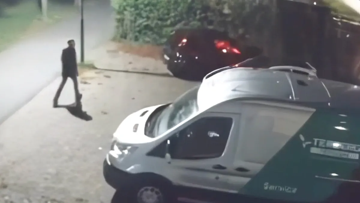 Paal moet het ontgelden als bestuurder met auto paal heeft geraakt
