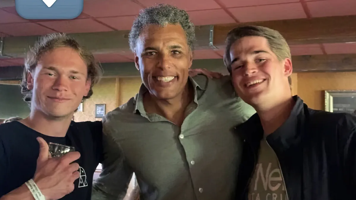 Pierre Van Hooijdonk pakt racist aan die met hem op de foto is geweest