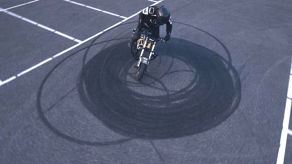 Warm draaien voor TT Assen: Motorcoureur Mark Van Driel verbreekt wereldrecord donuts draaien