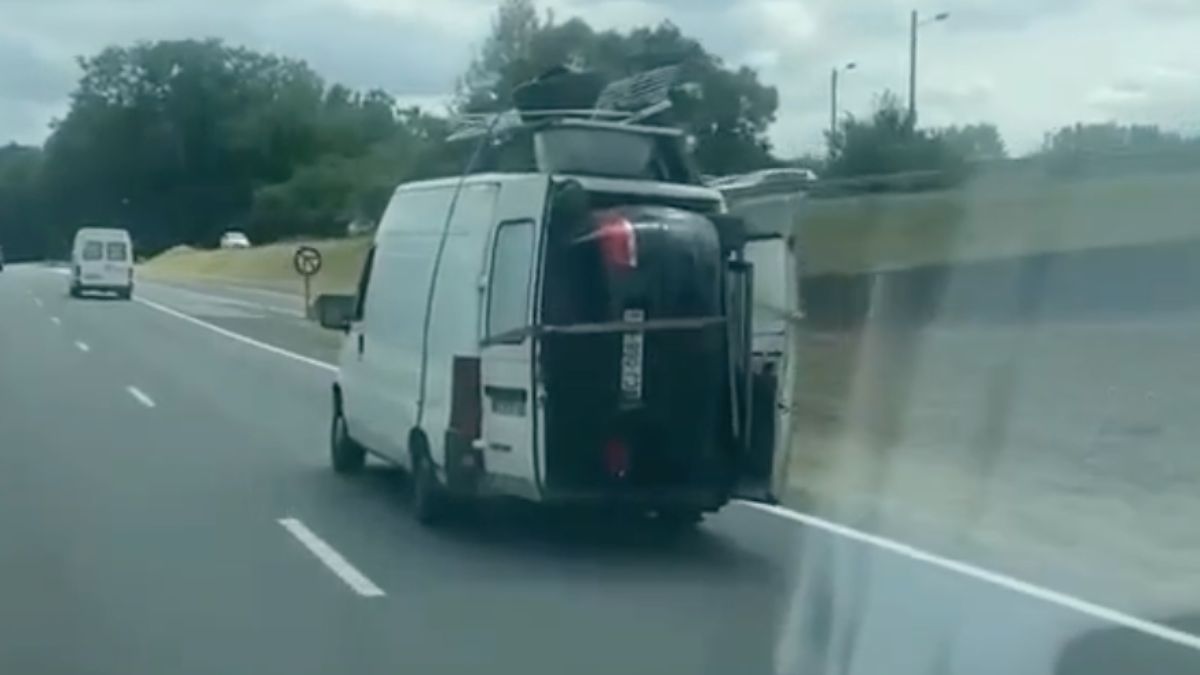 Bestelbus scheelt je ook gelijk een autotrailer huren op deze manier