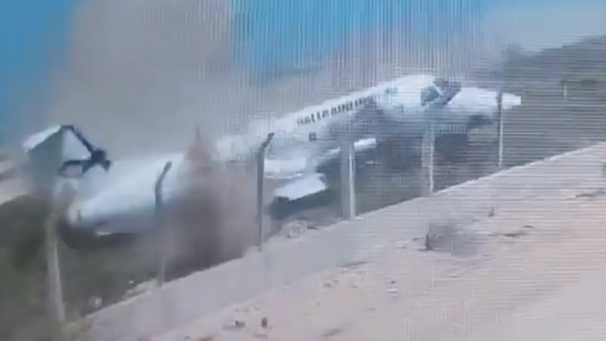 Passagiersvliegtuig crasht op de luchthaven van Mogadishu