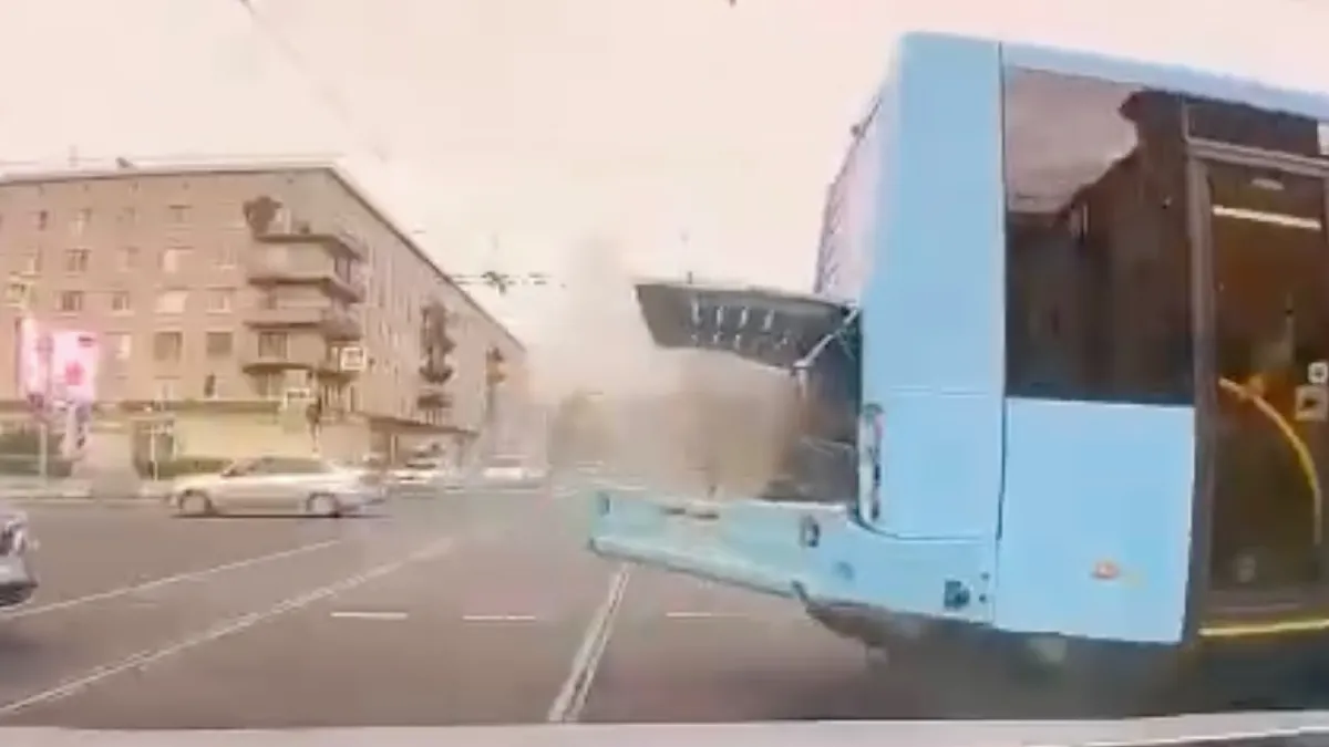 OV in Rusland: bus in Sint Petersburg heeft plots geen achterkant meer