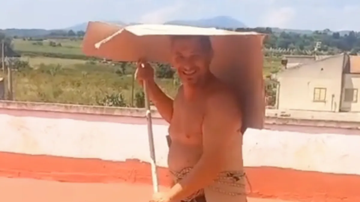 Italiaan bestrijdt bloedhete zon met zelfgemaakte kartonnen constructie 