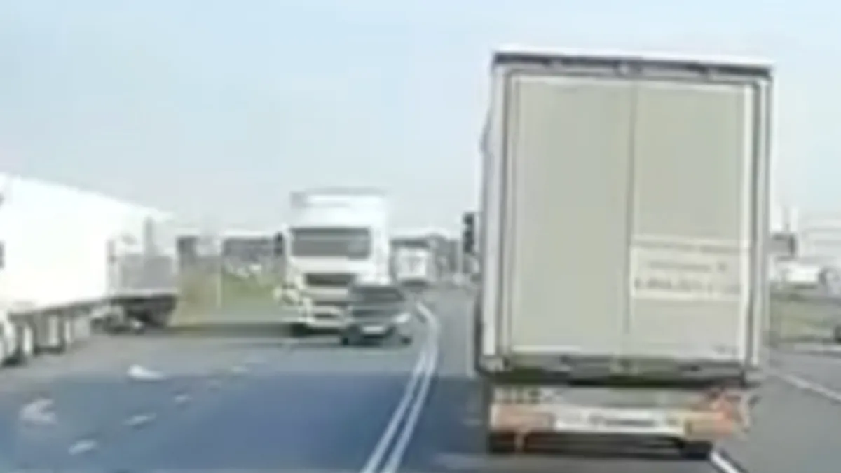 Noodlot van auto eindigt in gruwelijk harde sandwich tussen twee vrachtwagens 