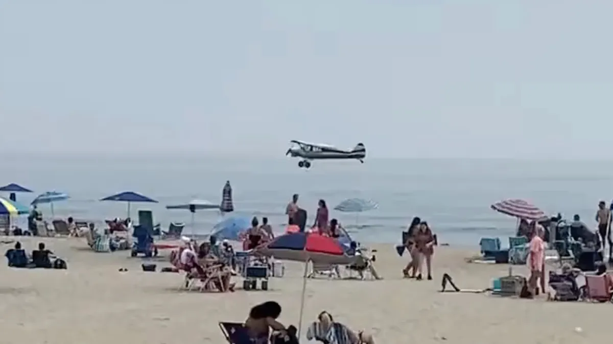 Klein vliegtuigje nam een duik tussen de strandgangers op Hampton Beach