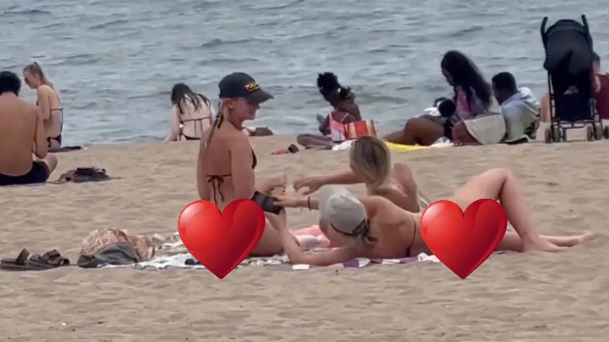 Vrouwen in flosdraad-bikini moeten even dringend elkaars bips filmen 