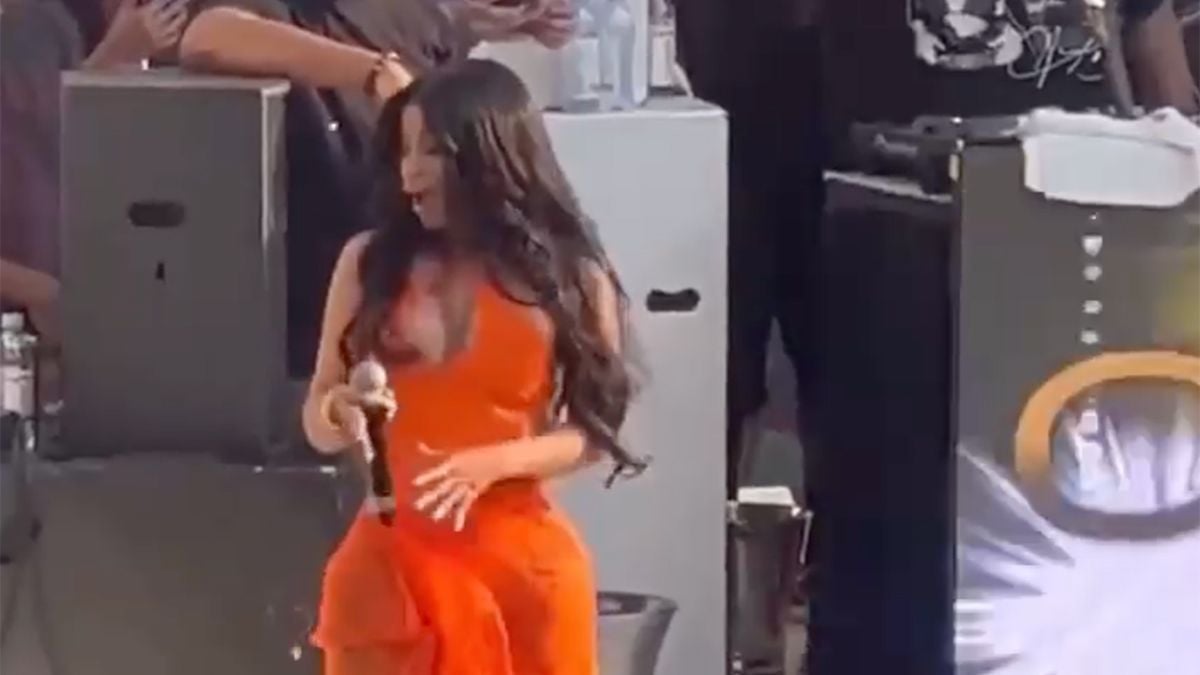 Cardi B gooit microfoon naar persoon die drankje naar haar gooide op podium